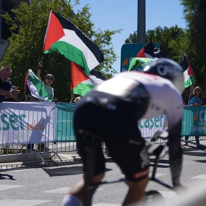 11/09/2025 Un ciclista pasa entre los manifestantes durante la 18ª etapa de la Vuelta a España, a 11 de septiembre de 2025, en Valladolid, Castilla y León (España). La contrarreloj individual de hoy ha sido modificada para garantizar la seguridad y ha pasado de 27,2 kilómetros a 12.2 kilómetros. El motivo de la reducción es por las manifestaciones pro-palestinas de las dos últimas semanas durante algunas etapas de la competición.
POLITICA
Photogenic/Claudia Alba - Europa Press