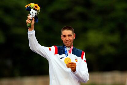 El ciclista español David Valero, con la medalla de bronce conquistada en la prueba de XCO (bicicleta de montaña) de los Juegos Olímpicos de Tokio 2020.