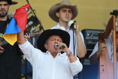 El cantautor colombiano El Cholo Valderrama, durante su actuación.