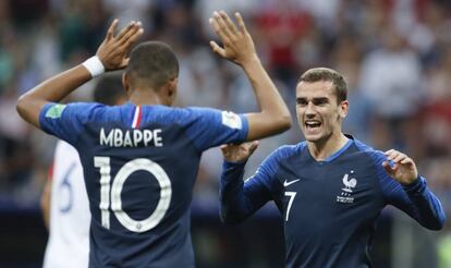 Antoine Griezmann celebra con Kylian Mbappé el gol de Pogba.