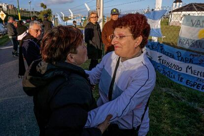 Maria Rosa Belenstro (d), madre del submarinista desaparecido Fernando Villareal, recibe apoyo de una residente frente a la Base Naval de Mar de Plata, el 20 de noviembre de 2017.