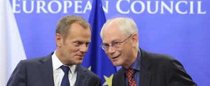 O presidente do Conselho Europeu, Herman Van Rompuy (à direita), fala com seu sucessor, o primeiro-ministro polonês Donald Tusk.