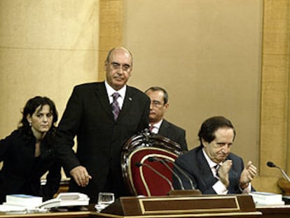 Juan José Lucas, hasta ayer presidente del Senado, aplaude a su sucesor, Javier Rojo, detrás de él.