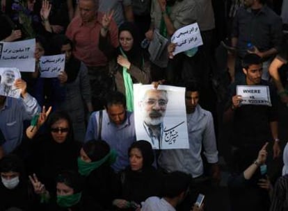 Imagen difundida por la agencia estatal iraní Fars que muestra a los seguidores del reformista Musaví participando hoy en una marcha silenciosa por las calles de Teherán