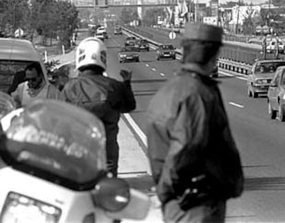 Agentes de la Guardia Civil vigilan el tráfico en la N-I.
