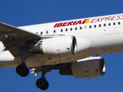 Un avión de Iberia Express se prepara para aterrizar en Barajas.
