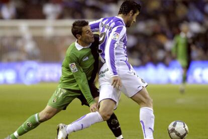 Arana, a la izquierda, lucha por el balón con Barragán.