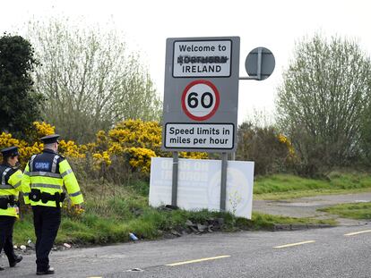 Policías irlandeses patrullan la frontera entre Irlanda e Irlanda del Norte en la localidad de Bridgeend, en abril de 2019.