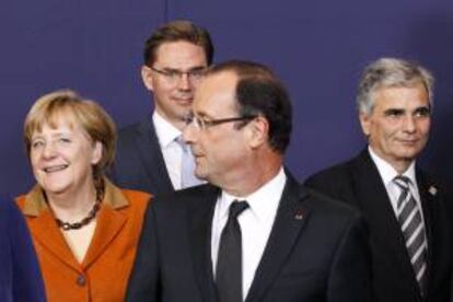 La canciller alemana, Angela Merkel (i), el presidente francés, François Hollande (c-delante), el primer ministro finlandés, Jyrki Katainen (c-detrás), y el canciller austriaco, Werner Faymann (d), durante el posado para la foto de familia de la cumbre de jefes de Estado y de Gobierno de la Unión Europea (UE) en Bruselas, Bélgica.