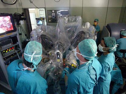 Intervención con el robot quirúrgico Da Vinci, en el Hospital Regional de Málaga.