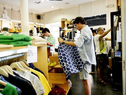 Clientes en una tienda de ropa, en Madrid