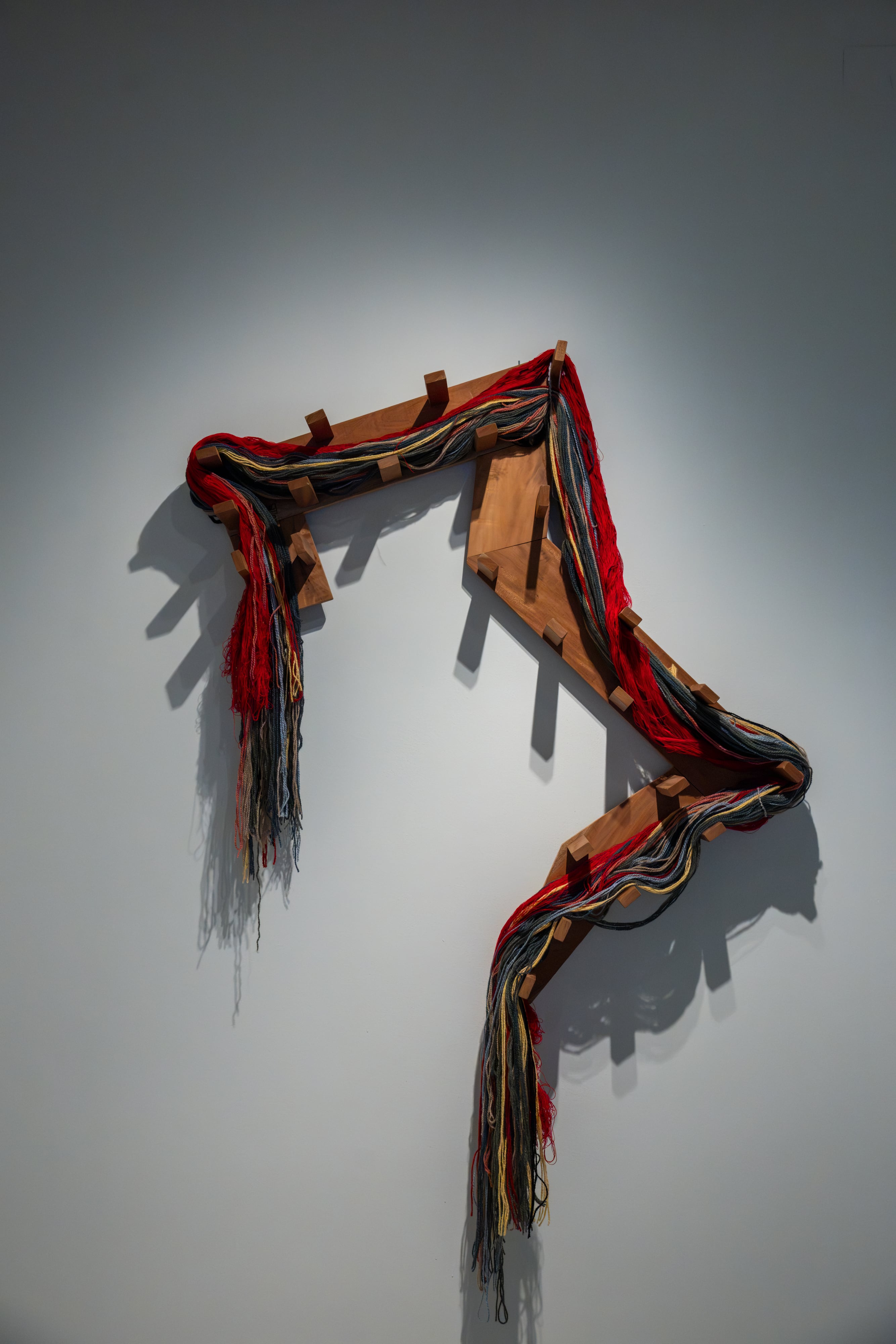 Imagen de la obra ‘Kukulkan (serpiente emplumada)’, del guatemalteco Antonio Pichillá, con elementos de la cultura maya.