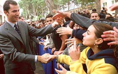 Felipe de Borbón durante su recorrido por el complejo educativo de la Misericordia, ayer en Valencia, saludando a los estudiantes.