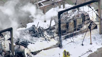 Imagen tomada de un video que muestra a los bomberos trabajando para asegurar el área del incendio en la subestación eléctrica de North Hyde. 