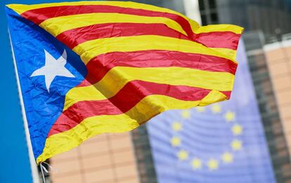 Una bandera independentista catalana ondea el pasado septiembre frente a la sede de la Comisión Europea, en Bruselas.