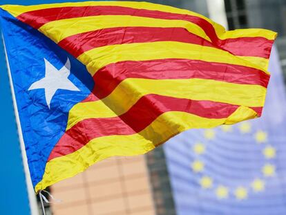 Una bandera independentista catalana ondea el pasado septiembre frente a la sede de la Comisión Europea, en Bruselas.