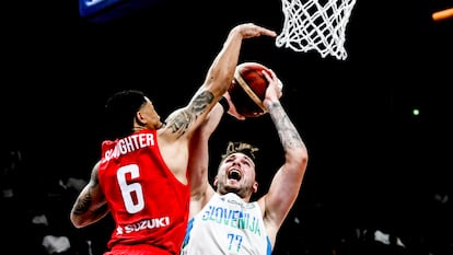 Slaughter tapona a Doncic durante el partido entre Eslovenia y Polonia este miércoles.