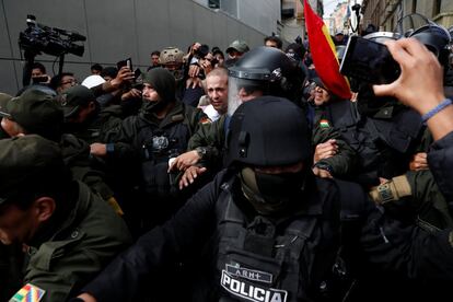 Luis Fernando Camacho, un líder cívico de Santa Cruz y una importante figura de la oposición, es escoltado por la policía después de salir del antiguo palacio presidencial en La Paz, 10 de noviembre.
