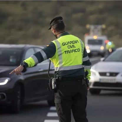 Un agente de la Guardia Civil ordena el tráfico en la A-66, donde se ha producido el accidente. / EUROPA PRESS