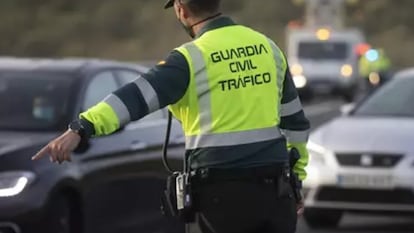 Un agente de la Guardia Civil ordena el tráfico en la A-66, donde se ha producido el accidente. / EUROPA PRESS