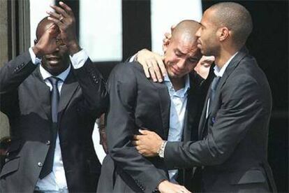 Henry consuela a Trezeguet, con Thuram al lado, ayer en París.