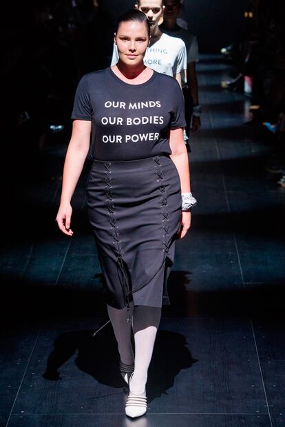 En su segunda salida en el desfile de Prabal Gurung lució una de las camisetas-protesta ideadas por el singapurense. "Nuestras mentes, nuestros cuerpo, nuestro poder", puede leerse en su camiseta.