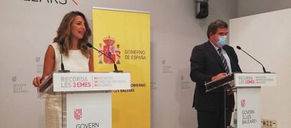 La ministra de Trabajo, Yolanda Díaz, junto al ministro de Inclusión, Seguridad Social y Migraciones, José Luis Escrivá.