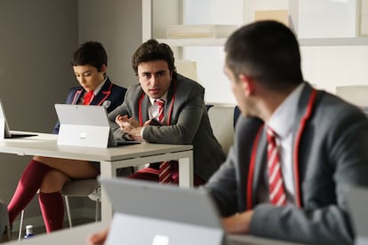 Carla Díaz, Itzan Escamilla y Omar Ayuso, en el tercer episodio de la temporada.