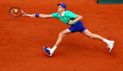 El italiano Jannik Sinner en acción durante la final.