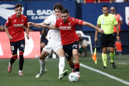 Moi Gómez conduce el balón este domingo ante Javi Guerra.