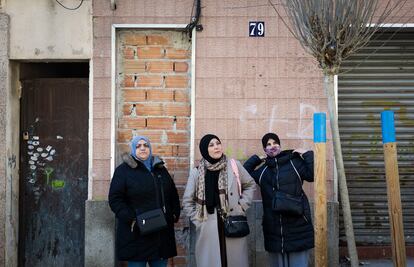 Fatima, Lamya y Souad, ante el edificio ruinoso del barrio de La Salut de Badalona donde vivían hasta el 15 de diciembre.