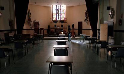 Miguel Ángel Mora, director del colegio concertado Pio XII de Valéncia, muestra la capilla del centro que ha sido reconvertido en aula de segundo de bachillerato.