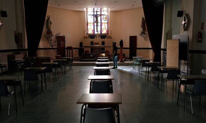 Miguel Ángel Mora, director del colegio concertado Pio XII de Valéncia, muestra la capilla del centro que ha sido reconvertido en aula de segundo de bachillerato. 