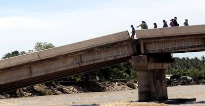 Survivors trying to cross a bridge in Coyuca de Ben&iacute;tez (Guerrero).