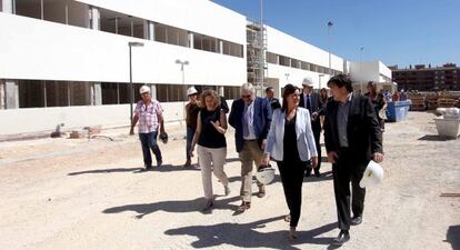La consejera de Educación, María José Català, en una visita las obras del colegio número 10 de Torrent.