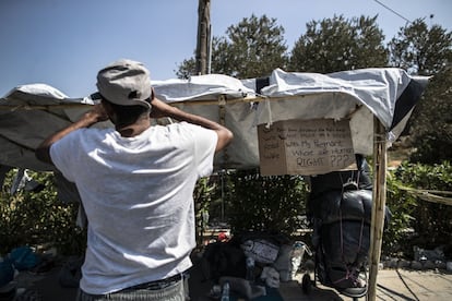 Un refugiado ha colgado un cartón en el chamizo que ha levantado en el que se puede leer: "¿Dónde quedan los derechos humanos?".