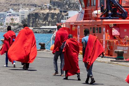 Trasladado al puerto de Arguineguín de 59 personas de origen subsahariano localizadas por un mercante en ruta cuando trataban de llegar a Gran Canaria en una lancha neumática, este jueves.