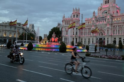  La Cibeles iluminada con los colores del arcoíris.