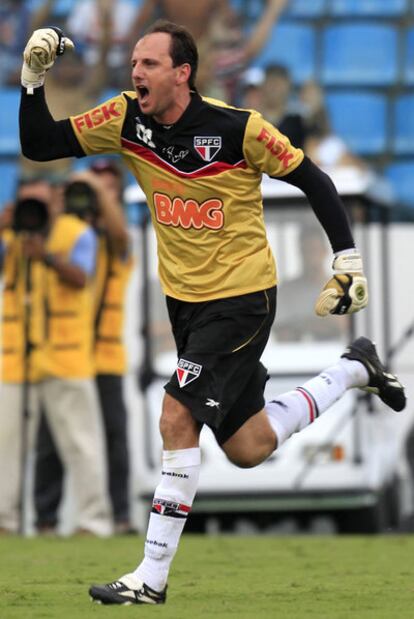 Ceni festeja el centésimo gol de su carrera.