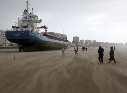 El carguero holands <i>Artemis</i>, varado en la playa de Les Sables d&#39;Olonne, al oeste de Francia.