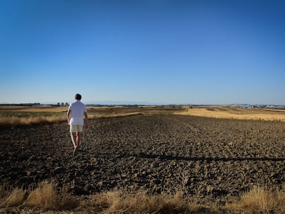 Un hombre camina en un terreno árido en Parla, al sur de Madrid. en julio de 2022.