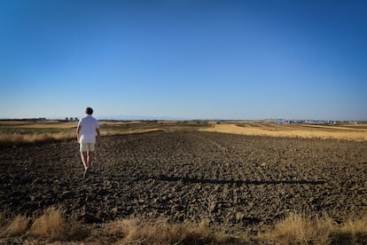 Un hombre camina en un terreno árido en Parla, al sur de Madrid. en julio de 2022.