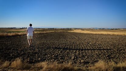 Un hombre camina en un terreno árido en Parla, al sur de Madrid. en julio de 2022.