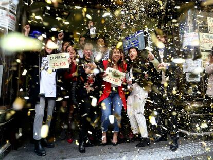 Empleados y dueños de Doña Manolita, en Madrid, celebran el Gordo y otros premios de la Loteria de Navidad.
