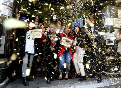 Empleados y dueños de Doña Manolita, en Madrid, celebran el Gordo y otros premios de la Loteria de Navidad.
