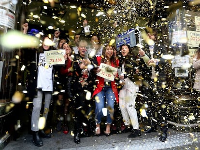 Empleados y dueños de Doña Manolita, en Madrid, celebran el Gordo y otros premios de la Loteria de Navidad.
