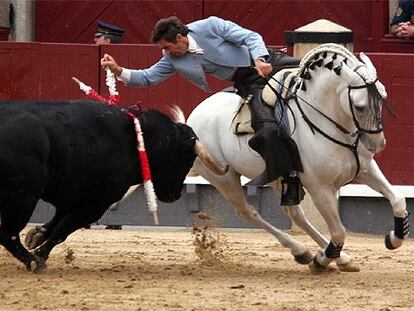 Pablo Hermoso de Mendoza, que cortó una oreja en su segunda actuación, durante el rejoneo a su primer toro.