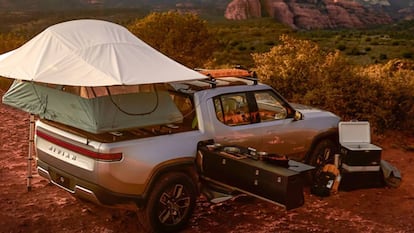 Rivian R1T con el módulo de acampada.