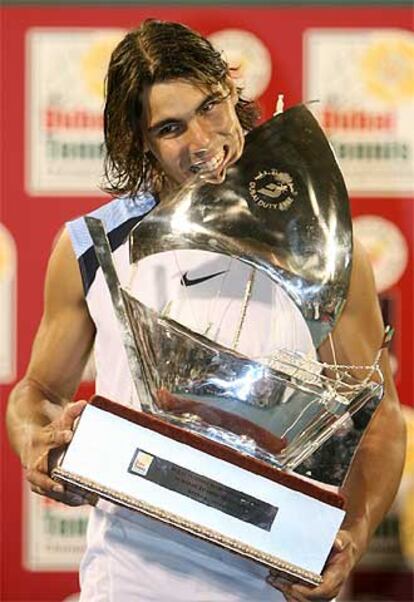 Rafael  Nadal, con el trofeo conquistado en Dubai.