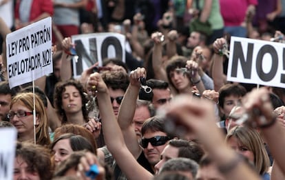 La concentración transcurrió -pasada la una de la madrugada- sin incidentes y ante la atenta mirada de una veintena de policías, que cerraron el paso a los manifestantes. "¡Esta reforma, la vamos a parar!", coreaban los indignados, entre los que había gente de todas las edades, pero sobre todo de entre 30 y 40 años. Cortaron la Carrera de San Jerónimo y dedicaron pitidos a la patronal, a los diputados ("¡Ese contrato, para los diputados!", corearon cuando alguien cogió el megáfono para recordar la intención de la CEOE de extender a tres años los contratos en prácticas), y para los sindicatos: "¡Dónde están, no se ven, Comisiones y UGT! ¡Ya lo sé, dónde están, están con la patronal!".